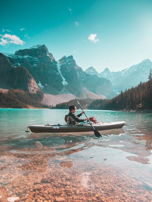 Persona montando un kayak en el Parque Nacional Banff Persona montando un kayak en el Parque Nacional Banff
