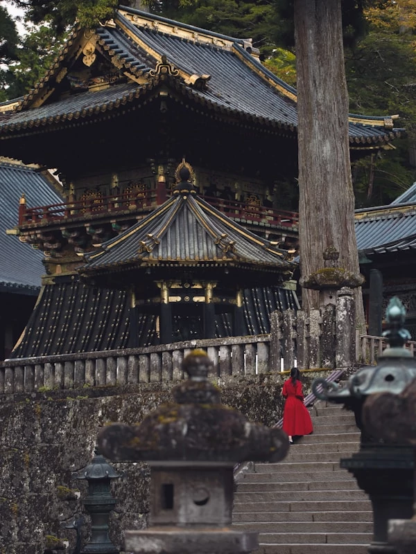 A women walking towards the Toshogu shrine