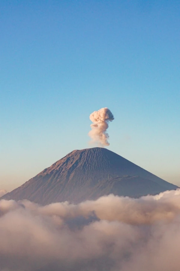 El monte Bromo expulsando humo y cenizas El monte Bromo expulsando humo y cenizas