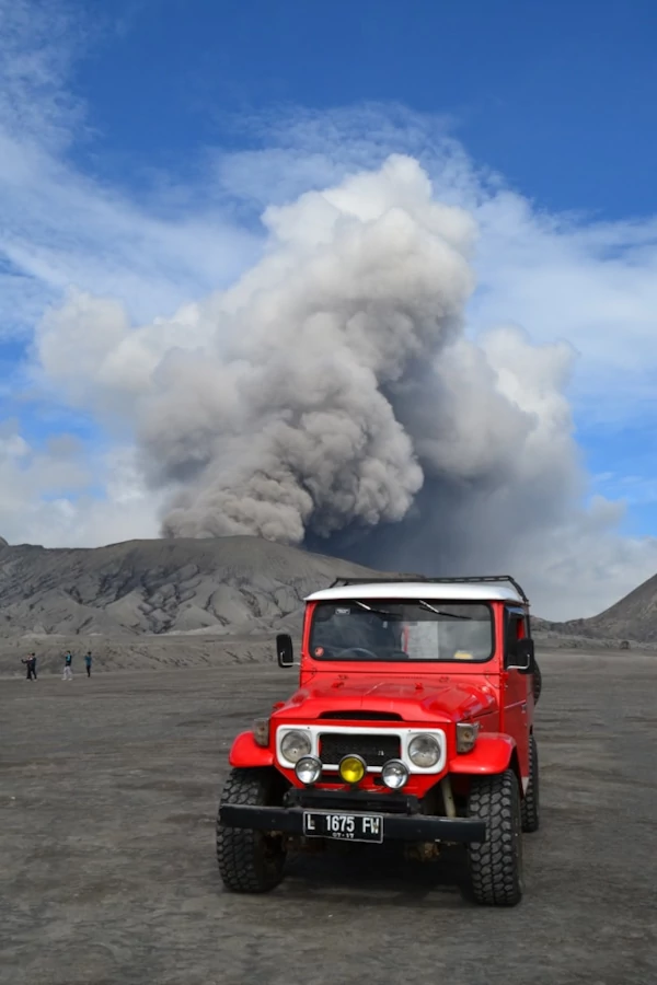 Jeep rojo en la caldera de Tengger Jeep rojo en la caldera de Tengger