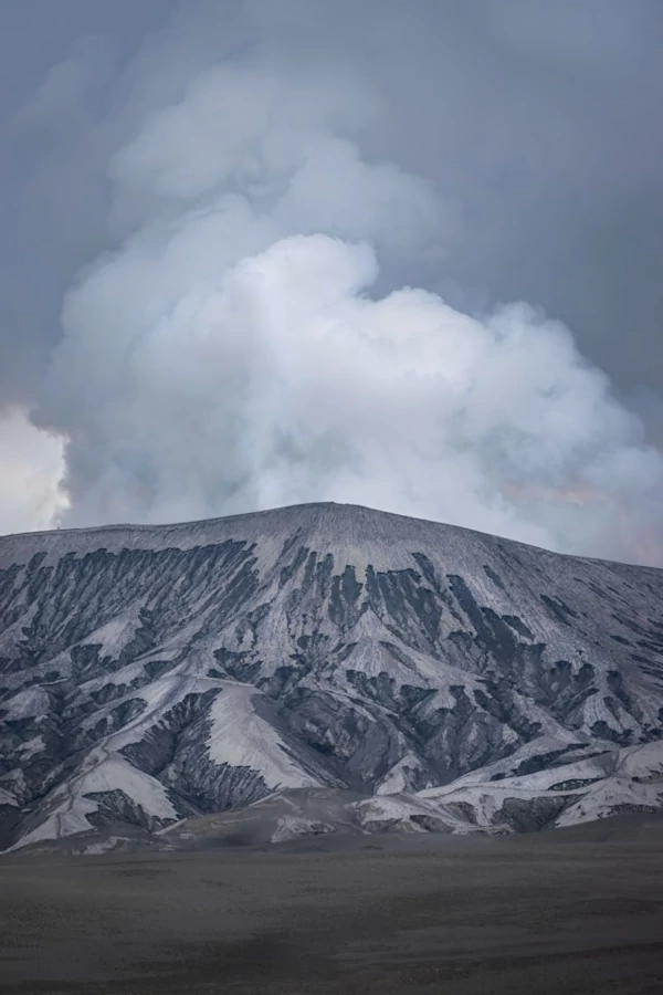 Gran volcán en erupción en el Parque Nacional Bromo Tengger Semeru Gran volcán en erupción en el Parque Nacional Bromo Tengger Semeru