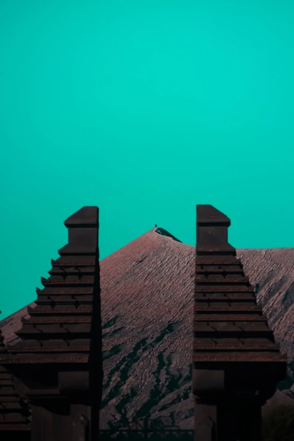 Templo en medio de las montañas y volcanes Templo en medio de las montañas y volcanes