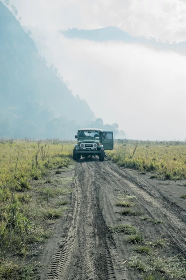 Un jeep en el Parque Nacional Bromo Tengger Semeru Un jeep en el Parque Nacional Bromo Tengger Semeru