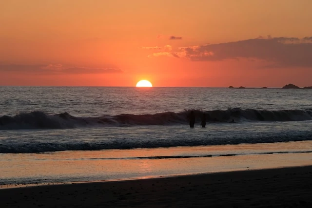 Los atardeceres están casi garantizados durante la estación seca en el Parque Nacional Manuel Antonio, Costa Rica Los atardeceres están casi garantizados durante la estación seca en el Parque Nacional Manuel Antonio, Costa Rica