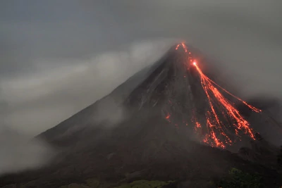 Volcán Arenal con lava saliendo de su cráter Volcán Arenal con lava saliendo de su cráter