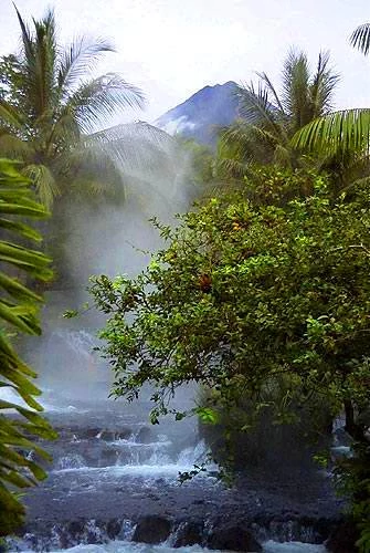 Aguas termales cerca del volcán Arenal rodeadas de árboles verdes Aguas termales cerca del volcán Arenal rodeadas de árboles verdes