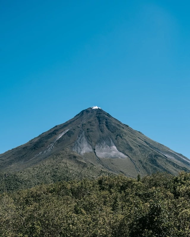 Volcán Arenal con un pico cubierto de nieve y un cielo muy claro y azul. Volcán Arenal con un pico cubierto de nieve y un cielo muy claro y azul.