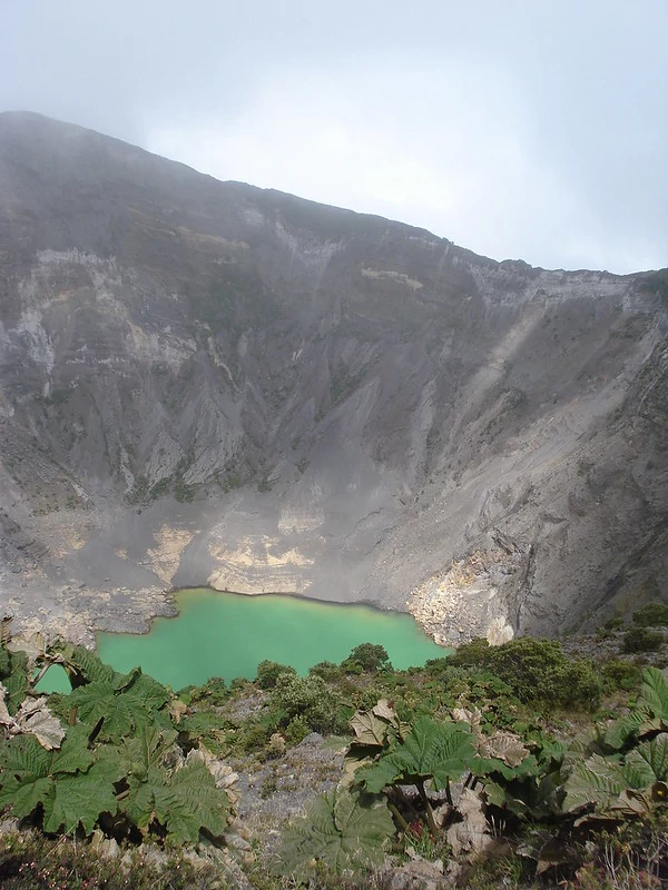 Vista del cráter del Volcán Irazú durante un día nublado Vista del cráter del Volcán Irazú durante un día nublado