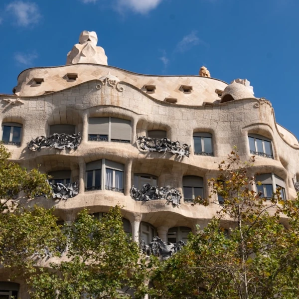 Casa Milà with many balconies on top during a very clear day