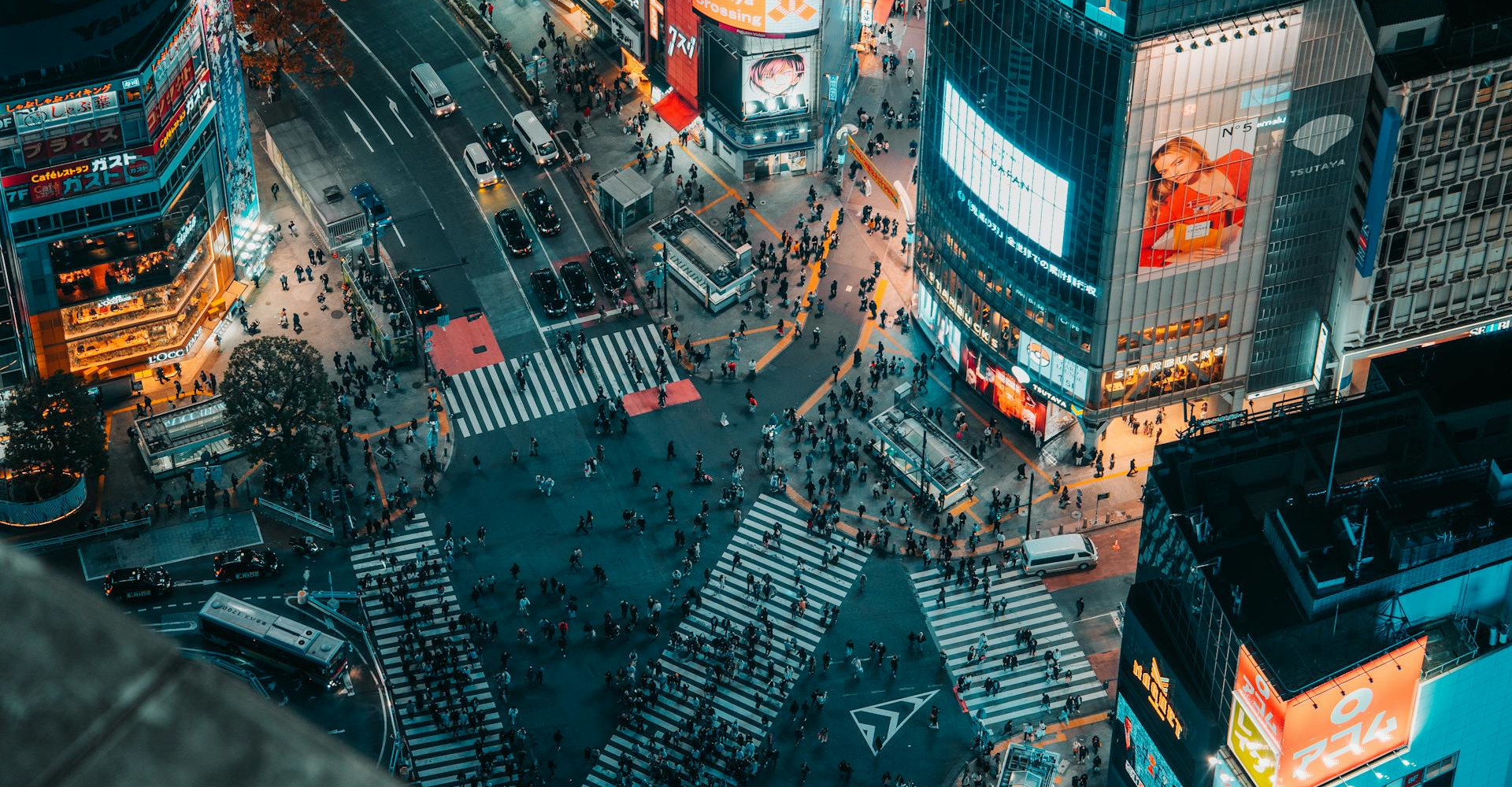 Una vista aérea del concurrido cruce de Shibuya por la noche