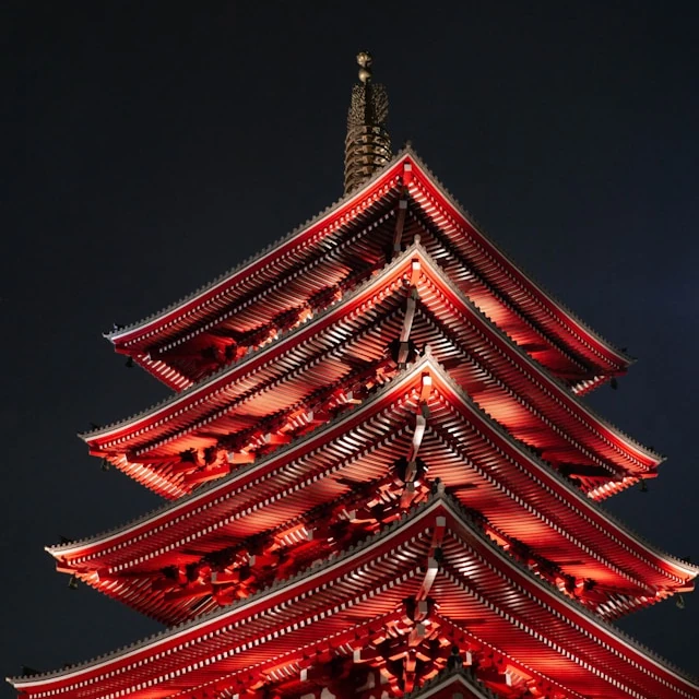 Templo rojo y blanco durante la iluminación nocturna en Tokio, Japón.