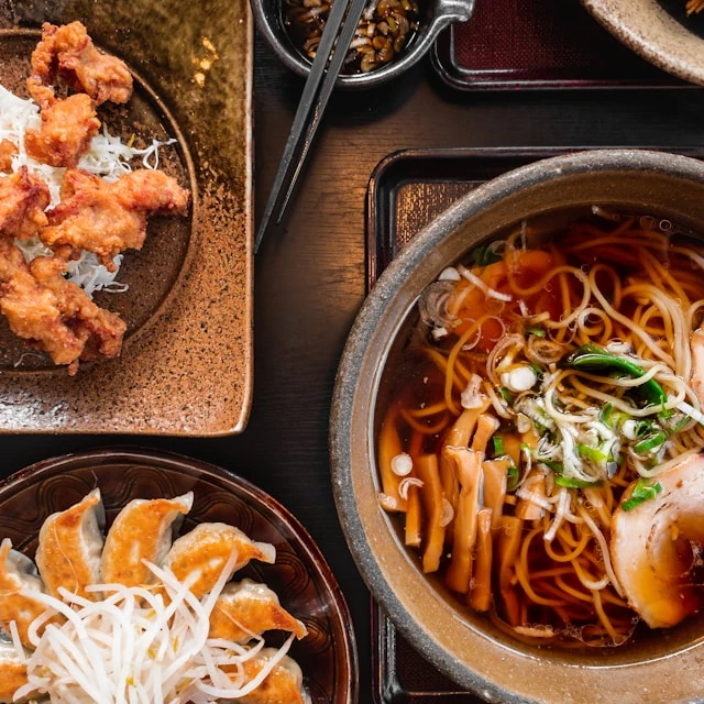 Varios platos de cocina japonesa con muy buena pinta sobre una mesa