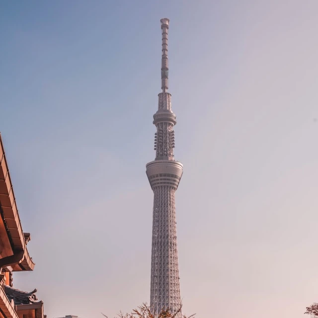 La imponente Tokyo Skytree se alza sobre la ciudad en un día despejado con un ligero velo de niebla.
