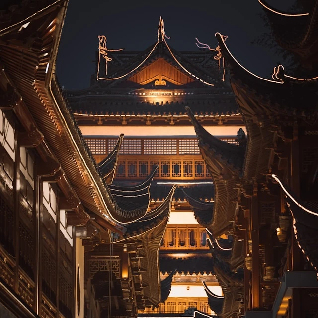 A temple complex that takes on a mystical atmosphere at night, with decorations and lighting in shades of orange and yellow