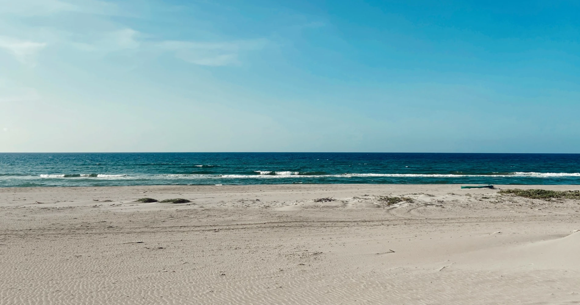 Playa dorada en Tela, Honduras, con aguas tranquilas del Caribe