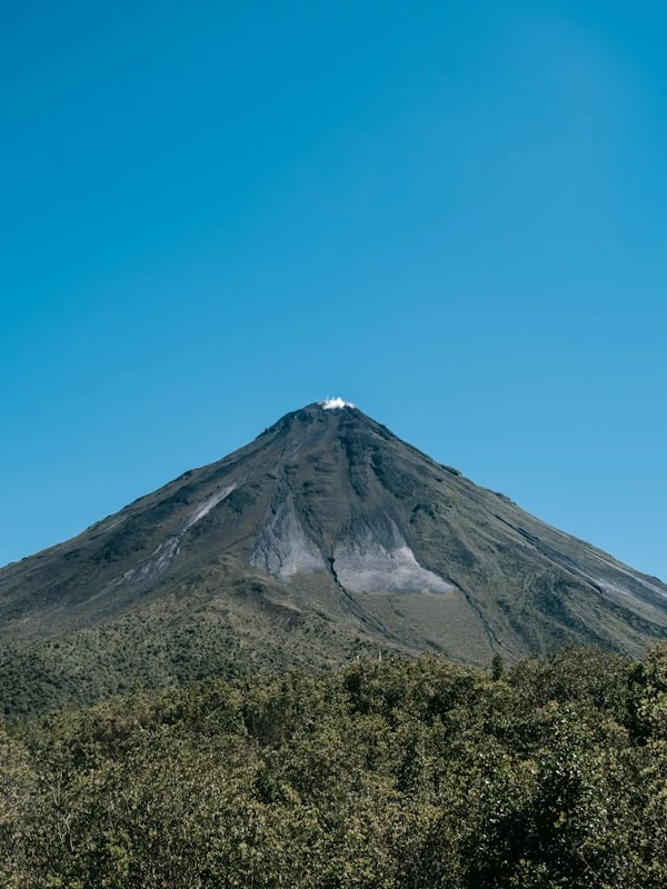 Volcán Arenal con un cielo muy claro y azul, con nieve en su cima