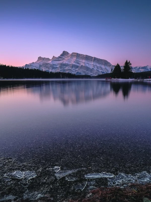 Belleza natural y paisajes Vista de las montañas durante el atardecer en el parque nacional de Banff
