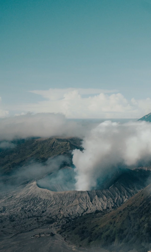 Paisajes volcánicos y geología del Parque Nacional Bromo Tengger Semeru Una vista del Monte Bromo en erupción