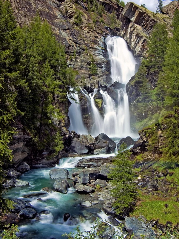 Cascada del parque nacional Gran Paradiso