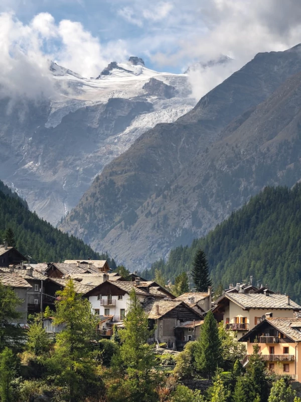 Pueblito en un valle del parque nacional de Gran Paradiso