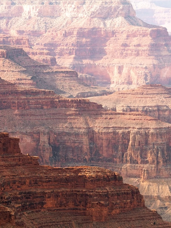 Vista de las diferentes capas de rocas en el Grand Canyon