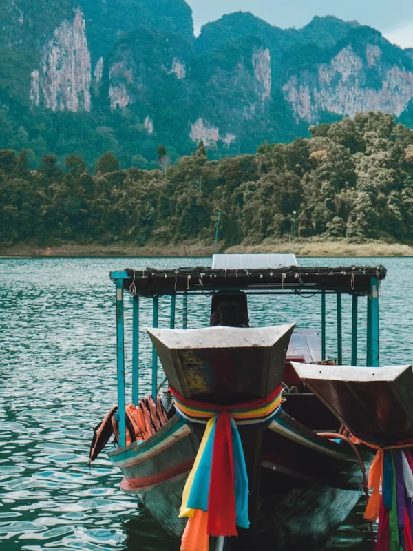 Embarcación en el lago del parque nacional de Khao Sok