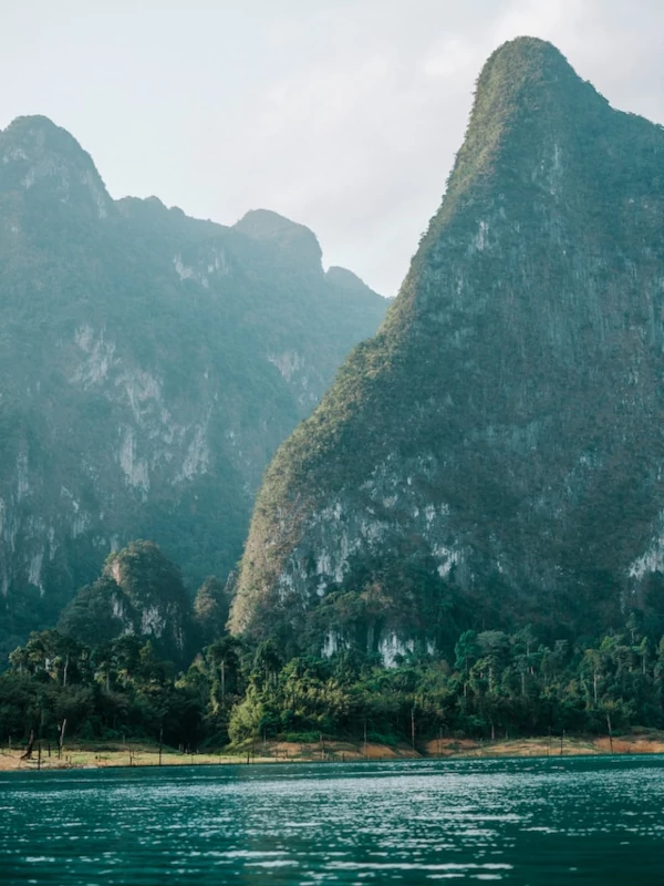 Las montañas de Khao Sok al lado del lago