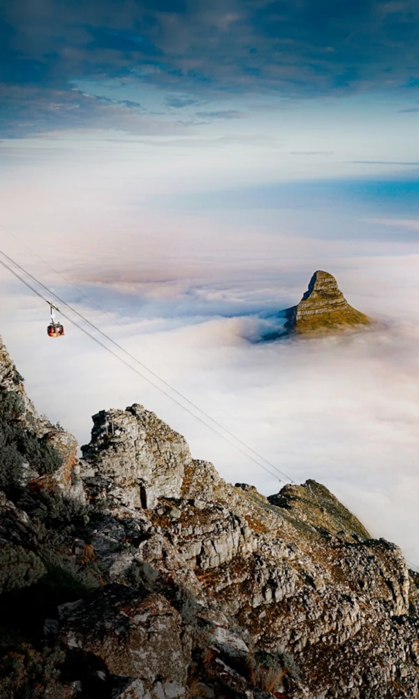 Paisajes Amanecer con vistas a Lion's Head cubierta de nubes desde Table Mountain