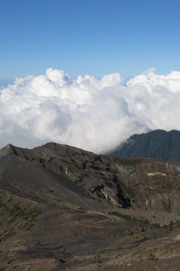 Maravillas Naturales del Irazú La cumbre del volcán Irazú elevándose sobre las nubes distantes